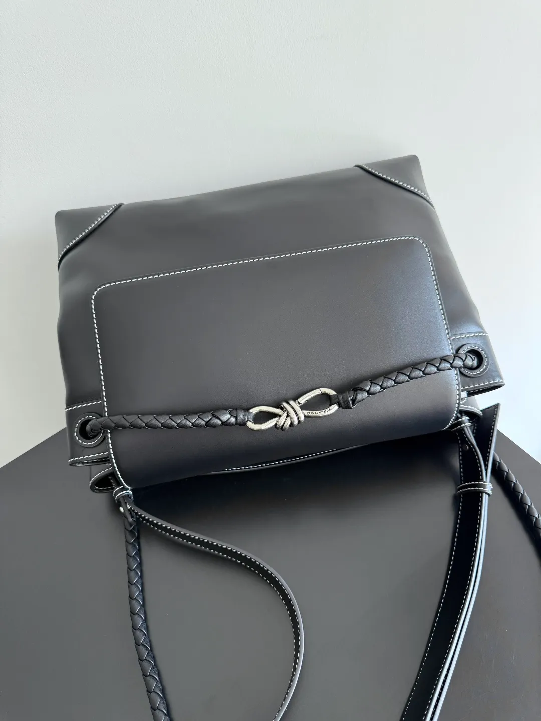 Batch 2460 BOTTEGA VENETA 2025 new men's ANDIAMO backpack Bottega Veneta's main recommendation is undoubtedly Andiamo. The first new favorite of 2025 is a men's splayed buckle bag. It can be seen that the designer has used many small ideas. The detachable cross-body strap is very convenient for elite office workers to carry their work diary. Reduce the burden on your hands when carrying office supplies. The interior is divided into two large compartments and a small zippered compartment. Unlike the women's model, the compartments here are not detachable. The fixed large single layer also makes it easier to pack lightly when going out to work and avoids the accumulation of too many small items. Style number: 807715 (full leather) Size: 37*26*13cm